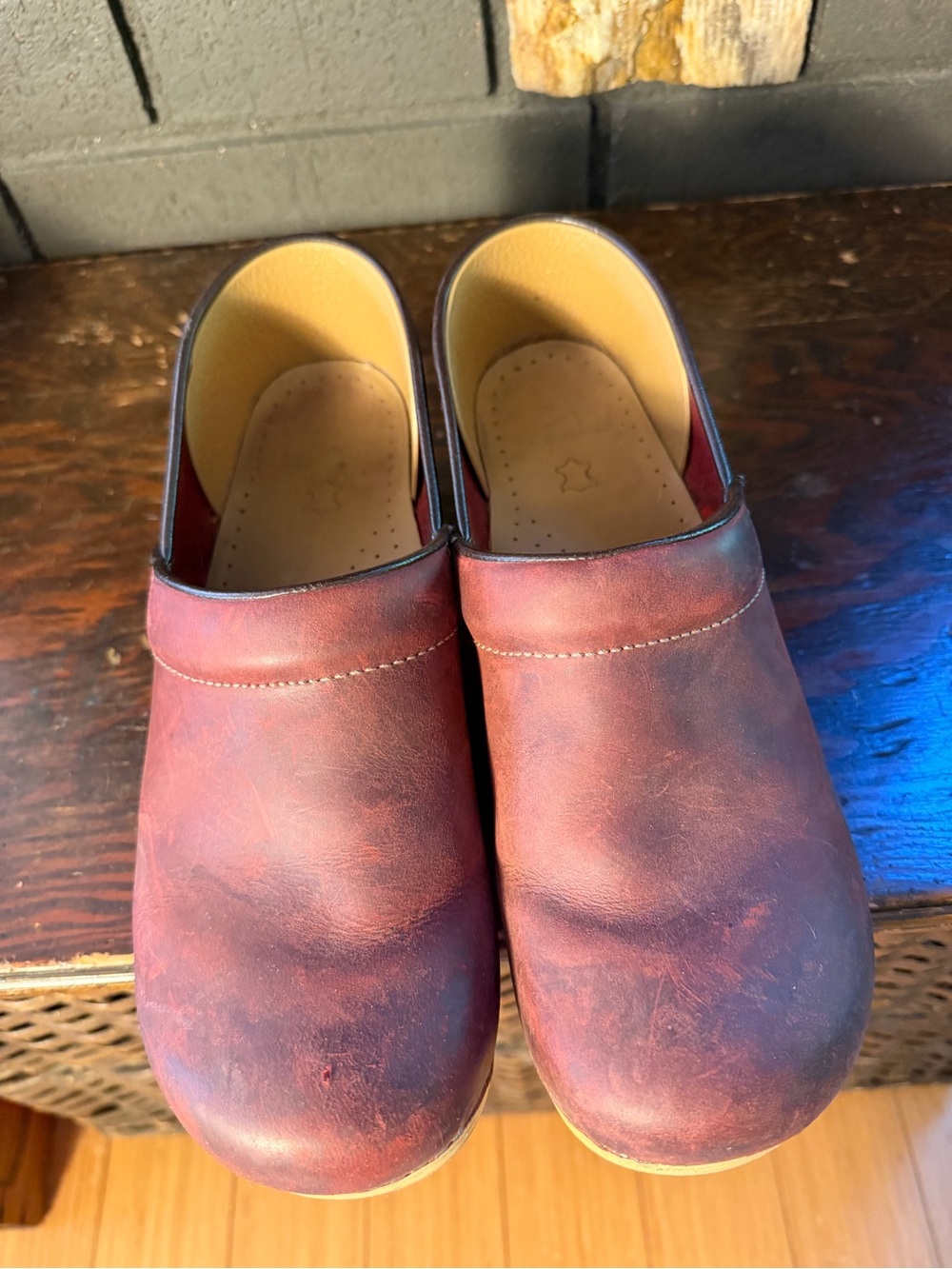 Dansko women’s clogs - burgundy - Picture 2 of 6